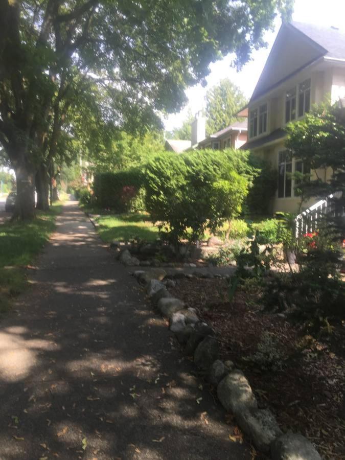 Quiet-Comfy 3 Bedroom Home On A Tree Lined Street In Kits バンクーバー エクステリア 写真